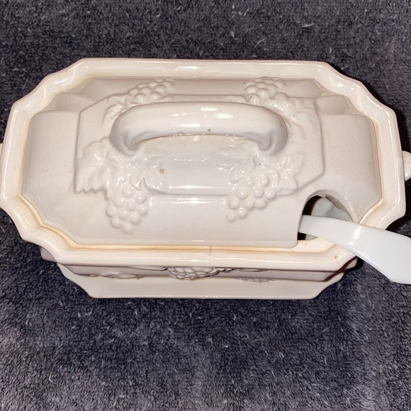 Very Vintage Gravy Bowl with Lid & Attached Saucer - Picture 3 of 9